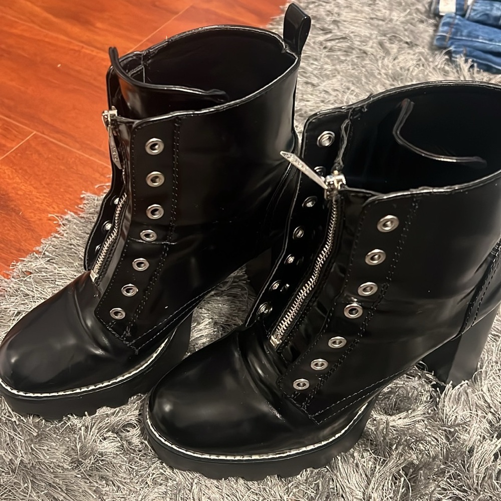 Cute black chunky heel boot, goes perfect with skinny jeans or a cute midi dress